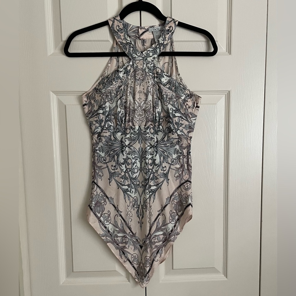 Cache Halter Top